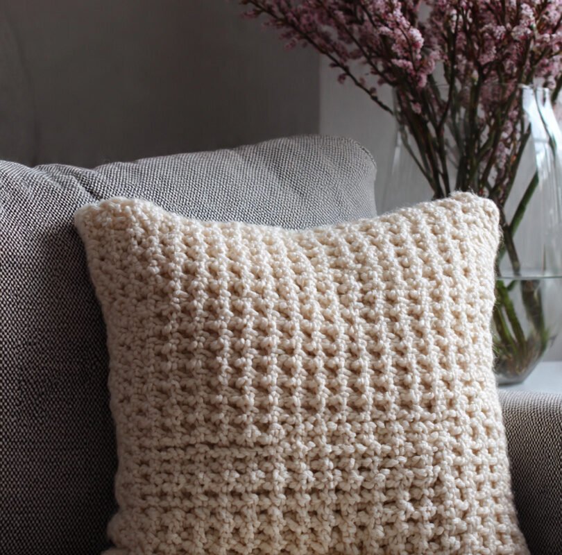 Modern Solid Crochet Pillow Cover: A Beginner-Friendly Home Décor Pattern